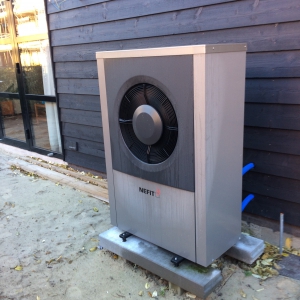 Warmtepomp installatie: Nefit EnviLine A/W Monoblock 9.0 E-S + 300LTR HR